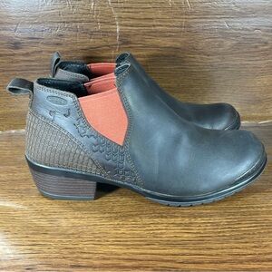 Keen Morrison Chelsea Boot Full Grain Leather w/ Orange Side Panels Women’s 8